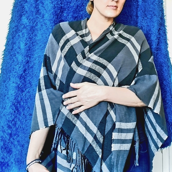 🍭 3 x $25 | SIIZU Charcoal Plaid Poncho by Causebox    O/S - Picture 6 of 8